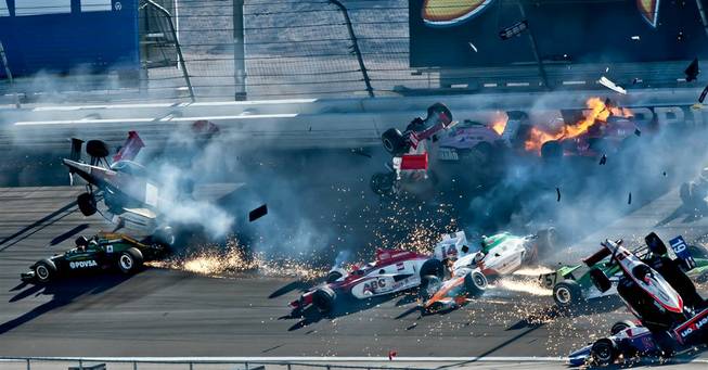 2011 Izod IndyCar: 11 Laps, Crash, Tribute and Mourning